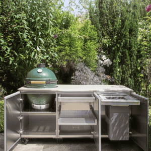 Vlaze With Big Green Egg